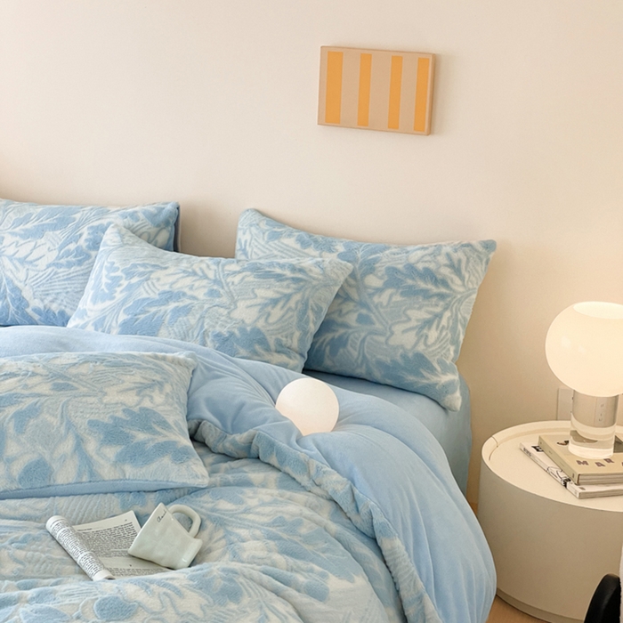 91家纺网 家纺一手货源 找家纺 金爱家 2024新品全消光A类纯色獭兔毛绒立体牛奶绒兔毛雕花350克四件套 兔毛罗曼蒂蓝色