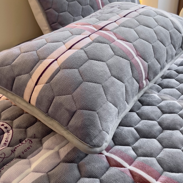 91家纺网 家纺一手货源 找家纺 情煊家纺 2024新款A类牛奶绒印花夹棉床垫 宝利格