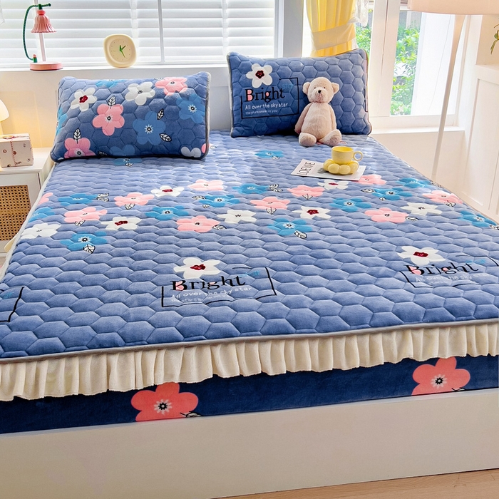 91家纺网 家纺一手货源 找家纺 情煊家纺 2024新款保暖牛奶绒夹棉床笠-花边款 绚丽人生-花边款