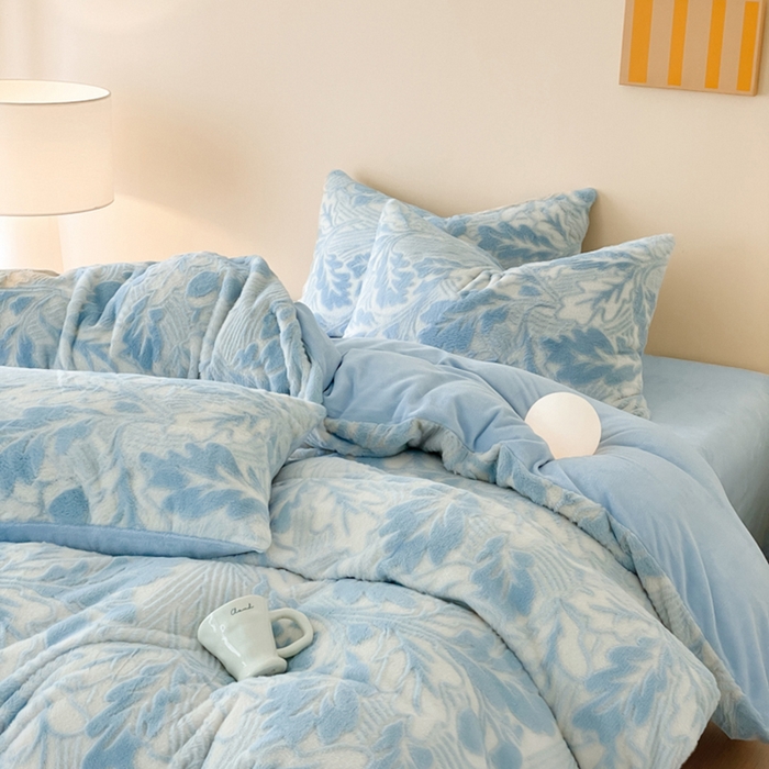 91家纺网 家纺一手货源 找家纺 金爱家 2024新品全消光A类纯色獭兔毛绒立体牛奶绒兔毛雕花350克四件套 兔毛罗曼蒂蓝色