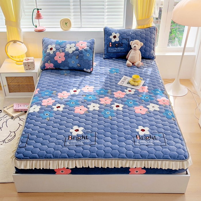 91家纺网 家纺一手货源 找家纺 情煊家纺 2024新款保暖牛奶绒夹棉床笠-花边款 绚丽人生-花边款