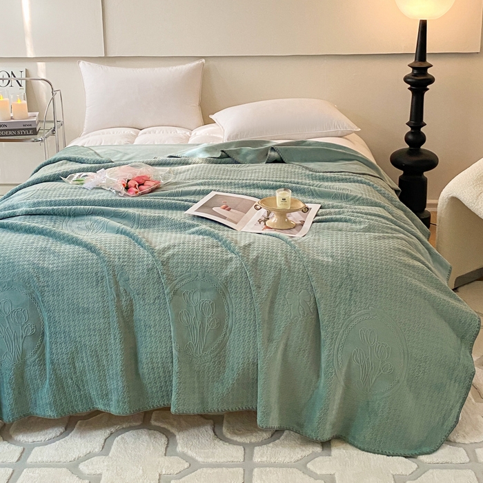 91家纺网 家纺一手货源 找家纺 胜权家纺 2024秋冬新款加厚双层婴儿绒复合雕花牛奶绒多功能毛毯盖毯空调毯子 马尔斯绿