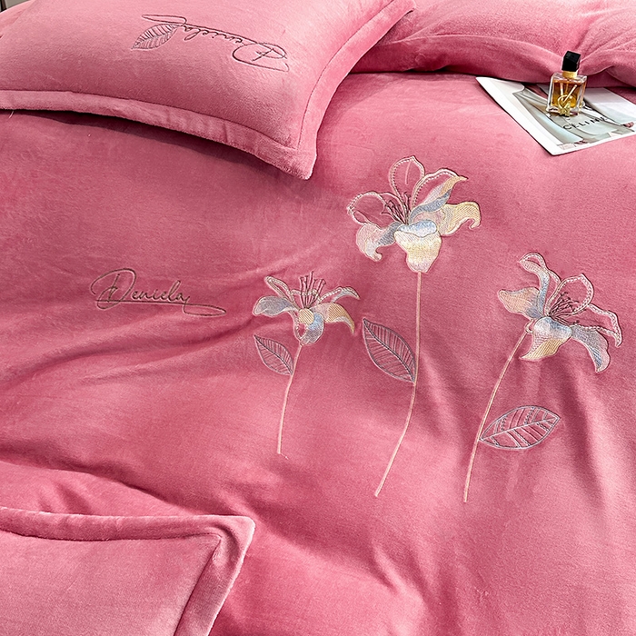 91家纺网 家纺一手货源 找家纺 陌乘坊家纺 2024新款高克重牛奶绒刺绣四件套-百合系列 百合-豆沙色