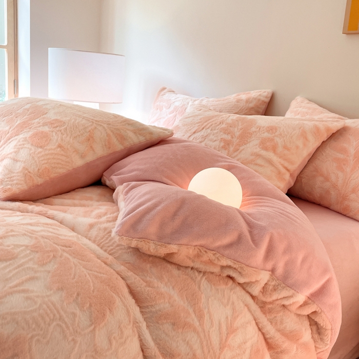 91家纺网 家纺一手货源 找家纺 金爱家 2024新品全消光A类纯色獭兔毛绒立体牛奶绒兔毛雕花350克四件套 兔毛罗蒂曼玉色