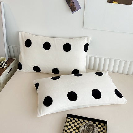 丽涵家纺 2024秋冬新品牛奶绒印花千鸟格单品枕套 黑圆点