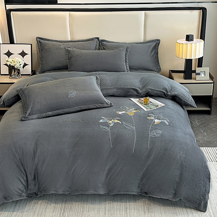 91家纺网 家纺一手货源 找家纺 陌乘坊家纺 2024新款高克重牛奶绒刺绣四件套-百合系列 百合-高级灰