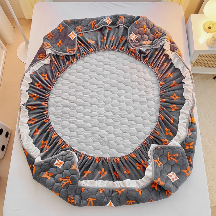 91家纺网 家纺一手货源 找家纺 情煊家纺 2024新款保暖牛奶绒夹棉床笠-花边款 大牌风范-花边款