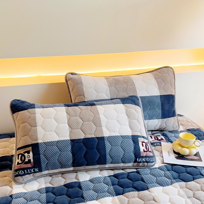 91家纺网 家纺一手货源 找家纺 情煊家纺 2024新款A类牛奶绒印花夹棉床垫 蓝大格