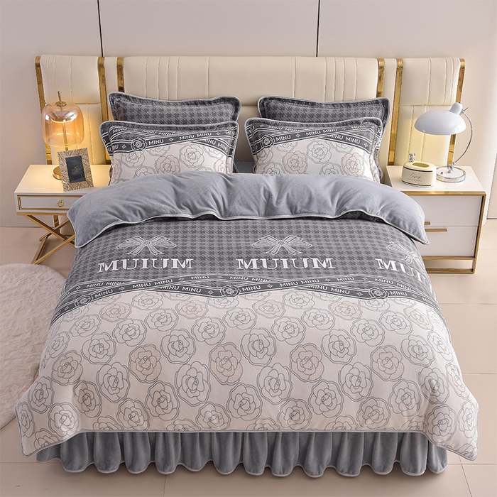 91家纺网 家纺一手货源 找家纺 曼尼家纺2025高克重直播印花床裙款法莱绒金貂珊瑚绒牛奶绒四件套 山茶花