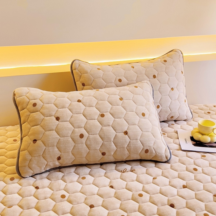 91家纺网 家纺一手货源 找家纺 情煊家纺 2024新款A类牛奶绒印花夹棉床垫 含情