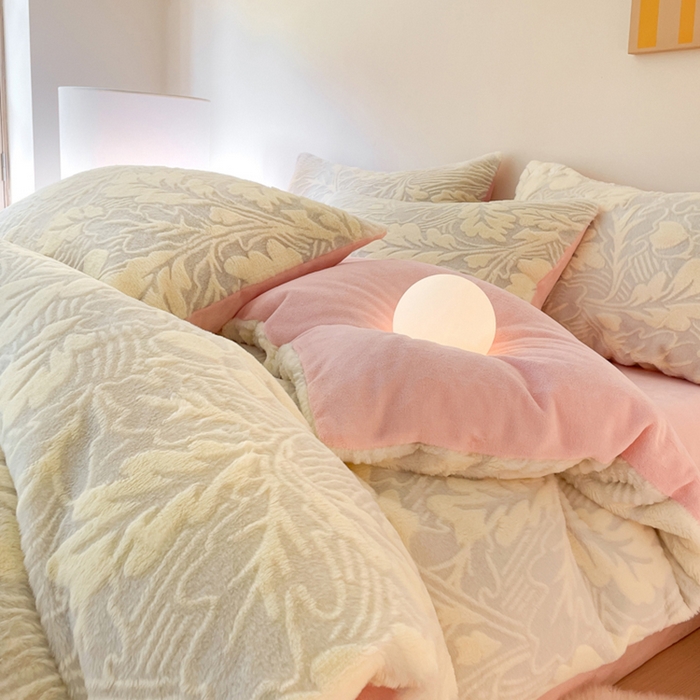 91家纺网 家纺一手货源 找家纺 金爱家 2024新品全消光A类纯色獭兔毛绒立体牛奶绒兔毛雕花350克四件套 兔毛罗蒂曼黄色