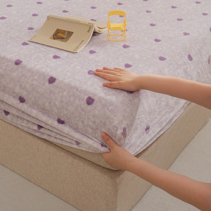 91家纺网 家纺一手货源 找家纺 2025新款200g加厚超柔牛奶绒印花保暖床笠 小爱心紫