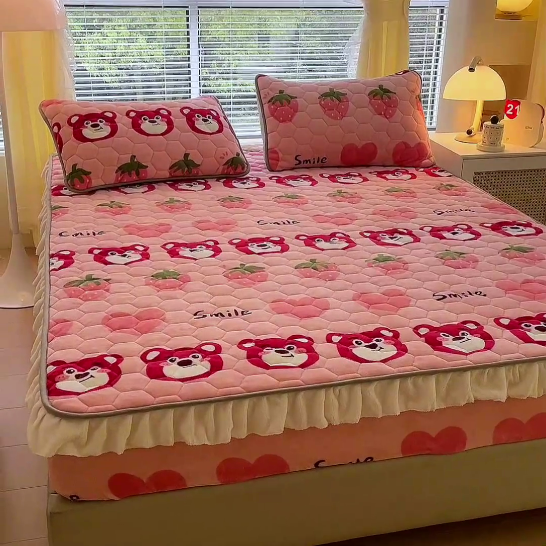 91家纺网 家纺一手货源 找家纺 （总）情煊家纺2024新款保暖牛奶绒夹棉床笠花边款牛奶绒床笠三件套