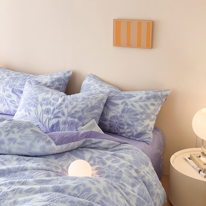 91家纺网 家纺一手货源 找家纺 金爱家 2024新品全消光A类纯色獭兔毛绒立体牛奶绒兔毛雕花350克四件套 兔毛繁花紫色