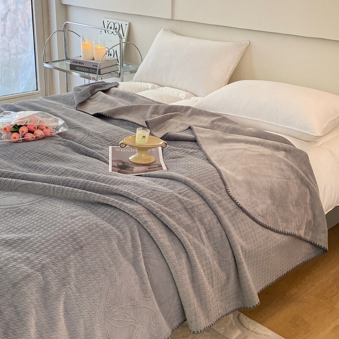 91家纺网 家纺一手货源 找家纺 胜权家纺 2024秋冬新款加厚双层婴儿绒复合雕花牛奶绒多功能毛毯盖毯空调毯子 布鲁克林灰