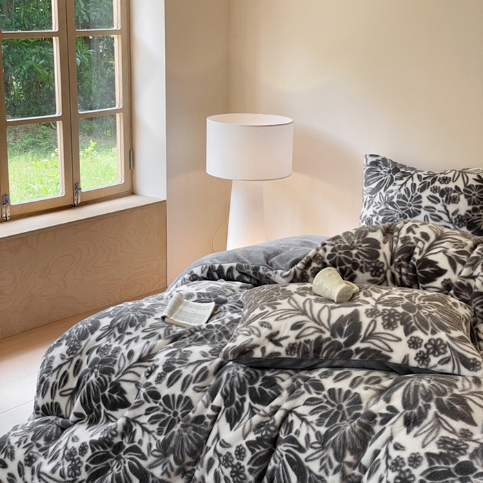 91家纺网 家纺一手货源 找家纺 金爱家 2024新品全消光A类纯色獭兔毛绒立体牛奶绒兔毛雕花350克四件套 兔毛繁花灰色