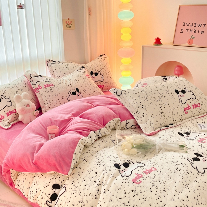 91家纺网 家纺一手货源 找家纺 呗旺鹿 2024新款高克重印花牛奶绒四件套 波点狗狗