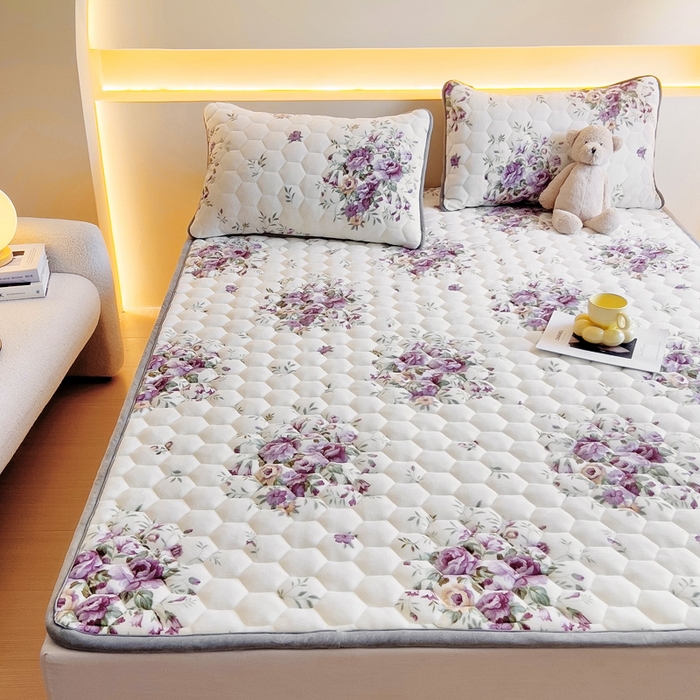 91家纺网 家纺一手货源 找家纺 情煊家纺 2024新款A类牛奶绒印花夹棉床垫 情谊绵绵