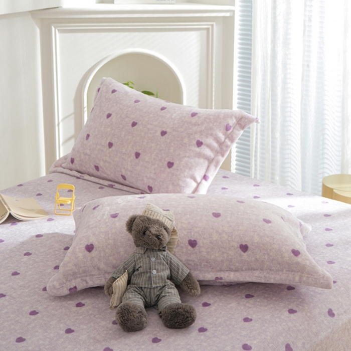 91家纺网 家纺一手货源 找家纺 2025新款200g加厚超柔牛奶绒印花保暖床笠 小爱心紫