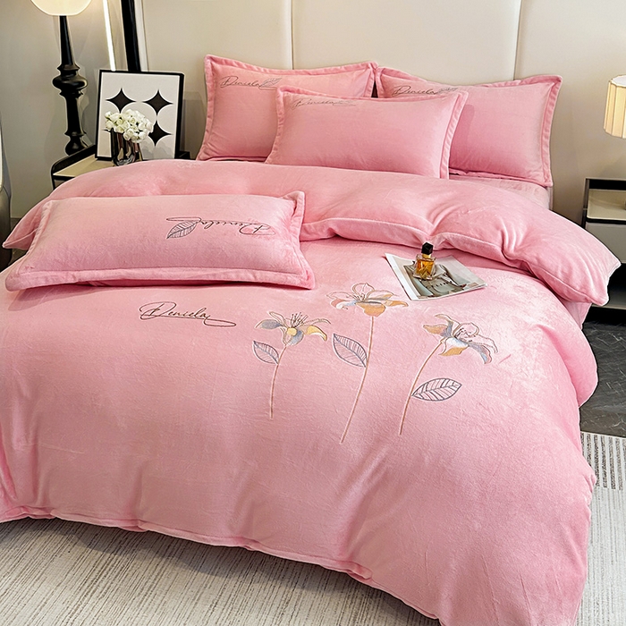 91家纺网 家纺一手货源 找家纺 陌乘坊家纺 2024新款高克重牛奶绒刺绣四件套-百合系列 百合-樱花粉