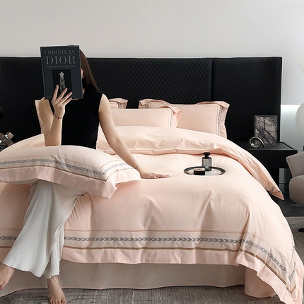 91家纺网 家纺一手货源 找家纺 家居1号家纺 2024新款加厚全棉磨毛宽边刺绣拼角四件套-维多利 维多利 奶桃色