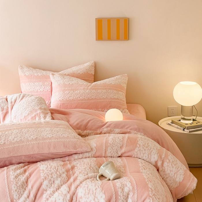 91家纺网 家纺一手货源 找家纺 金爱家 2024新品全消光A类纯色獭兔毛绒立体牛奶绒兔毛雕花350克四件套 兔毛百合花粉色