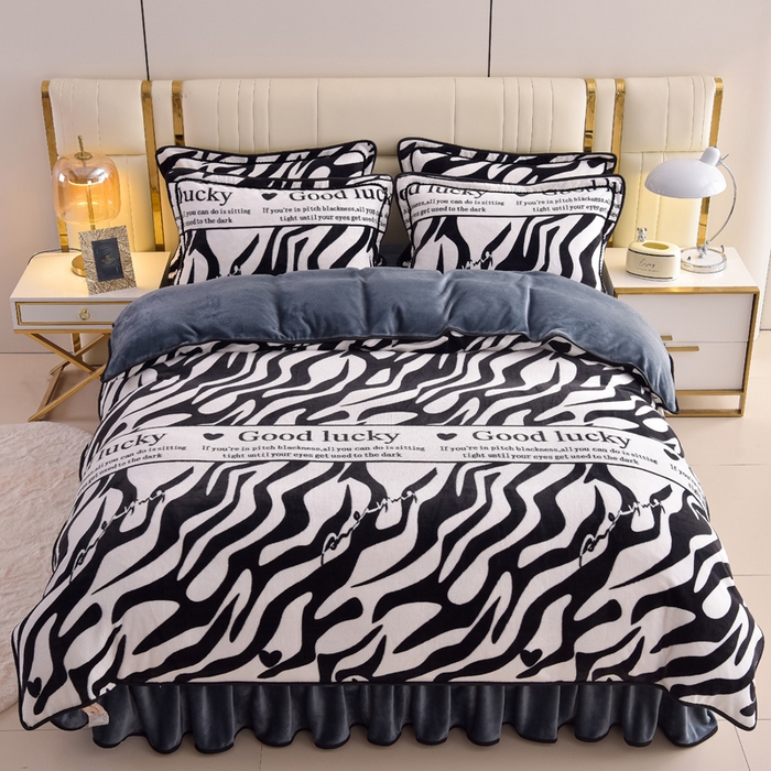 91家纺网 家纺一手货源 找家纺 曼尼家纺2025高克重直播印花床裙款法莱绒金貂珊瑚绒牛奶绒四件套 时尚斑马