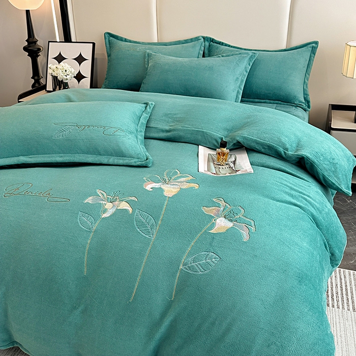 91家纺网 家纺一手货源 找家纺 陌乘坊家纺 2024新款高克重牛奶绒刺绣四件套-百合系列 百合-孔雀绿