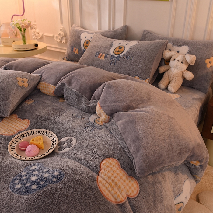 91家纺网 家纺一手货源 找家纺 慕梵家居 2024新款雪花绒卡通四件套 绅士熊