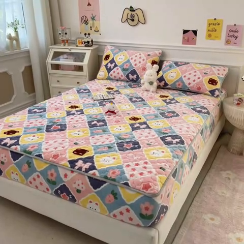 91家纺网 家纺一手货源 找家纺 丝羽坊 2024新款A类加厚牛奶绒夹棉床笠 甜蜜时光