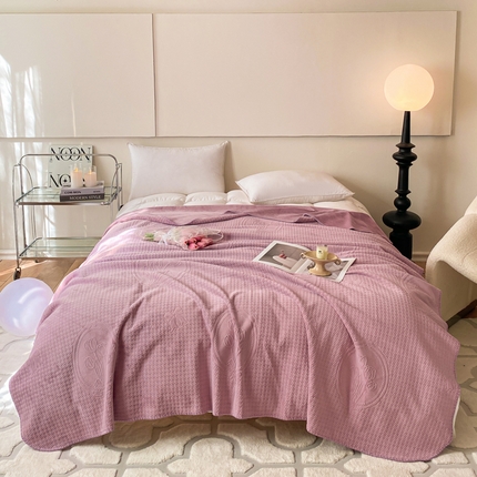 91家纺网 家纺一手货源 找家纺 （总）胜权家纺 2024秋冬新款A类加厚双层婴儿绒复合雕花牛奶绒多功能毛毯盖毯空调毯子