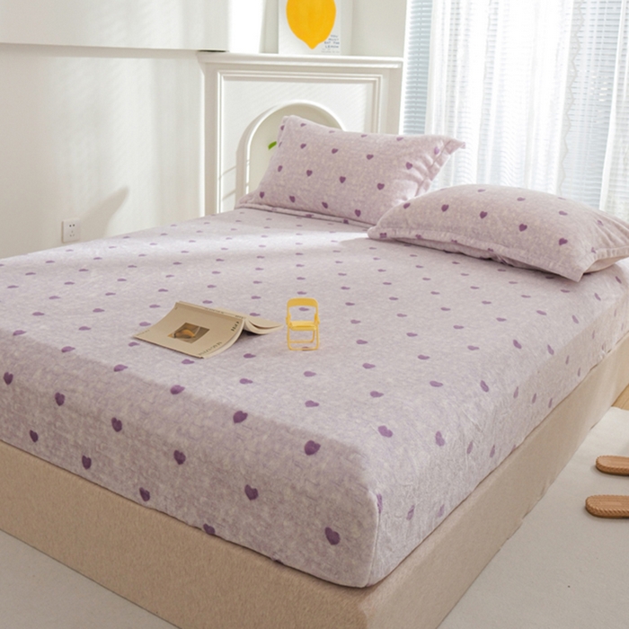 91家纺网 家纺一手货源 找家纺 2025新款200g加厚超柔牛奶绒印花保暖床笠 小爱心紫