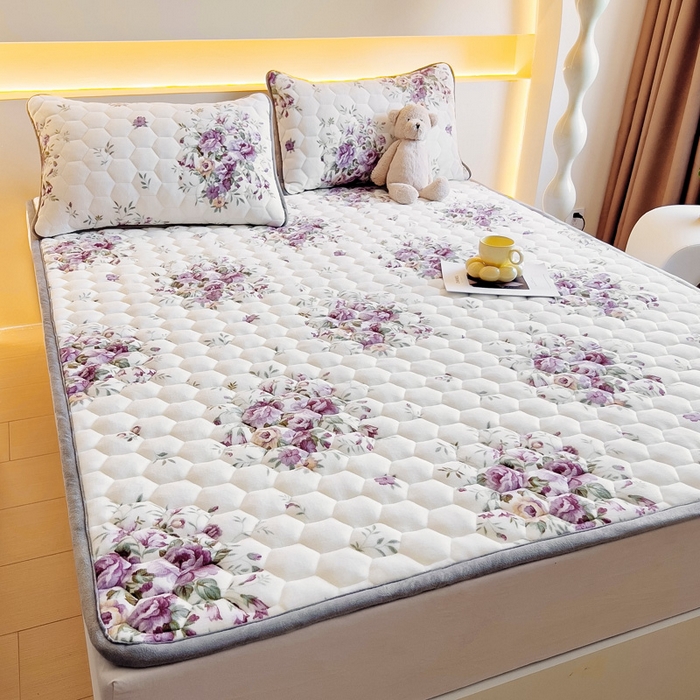 91家纺网 家纺一手货源 找家纺 情煊家纺 2024新款A类牛奶绒印花夹棉床垫 情谊绵绵