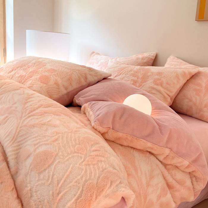 91家纺网 家纺一手货源 找家纺 金爱家 2024新品全消光A类纯色獭兔毛绒立体牛奶绒兔毛雕花350克四件套 兔毛罗蒂曼玉色