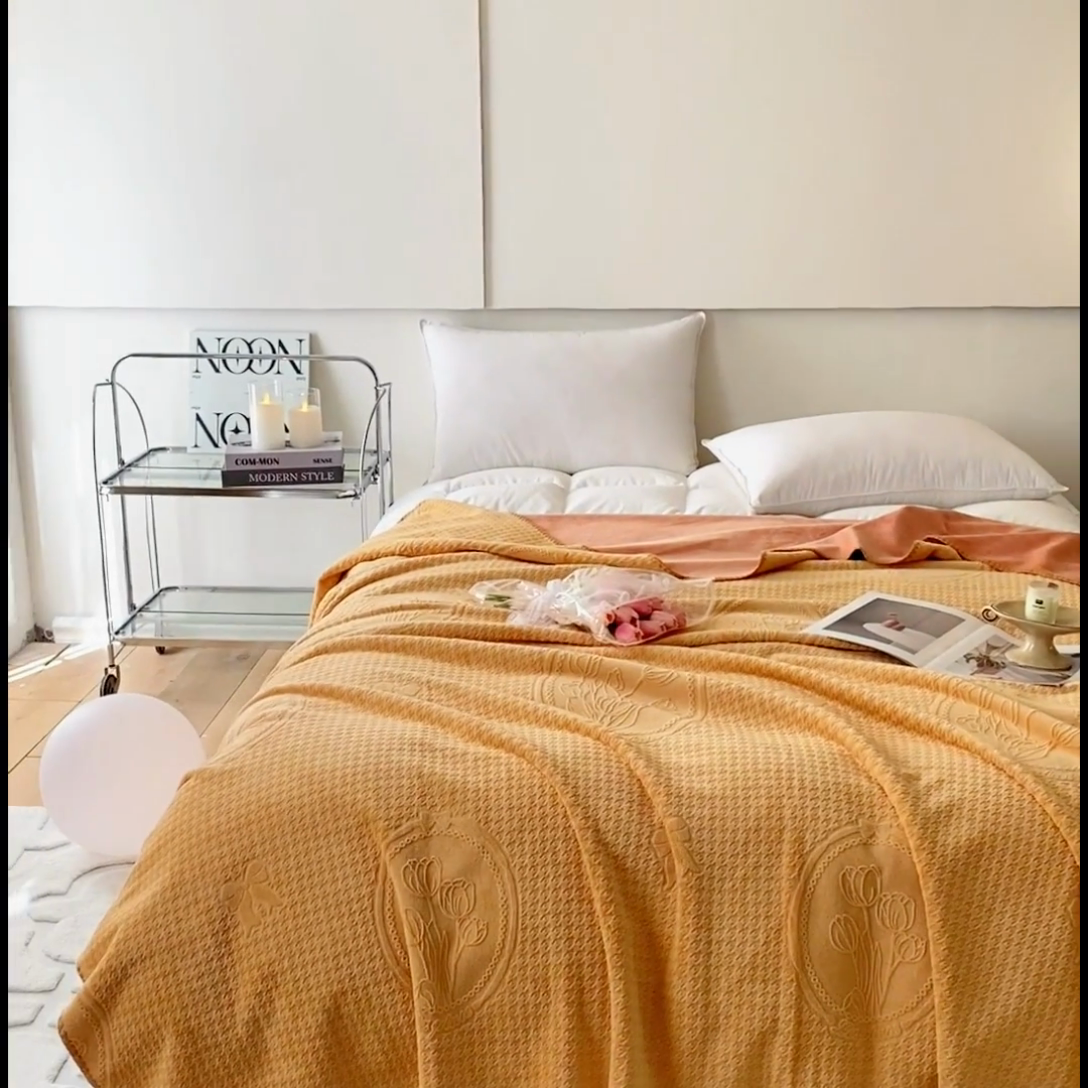 91家纺网 家纺一手货源 找家纺 胜权家纺 2024秋冬新款加厚双层婴儿绒复合雕花牛奶绒多功能毛毯盖毯空调毯子 托斯卡纳黄