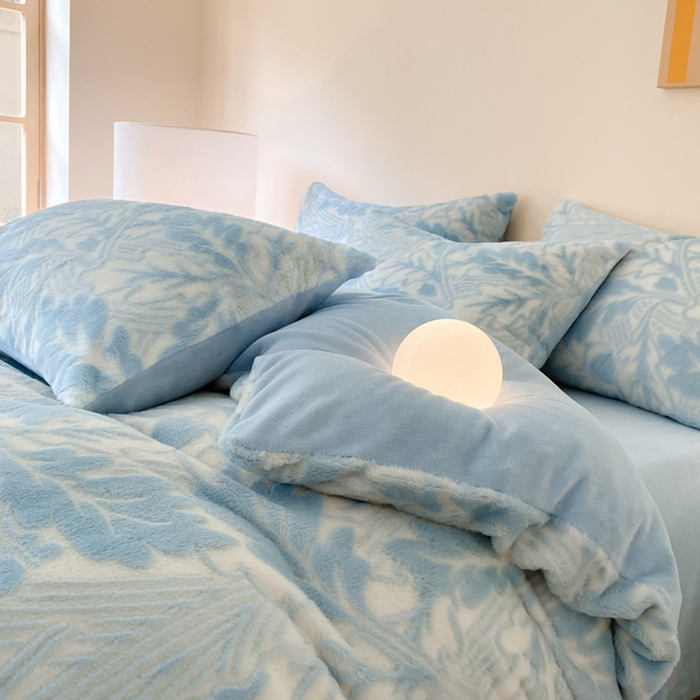 91家纺网 家纺一手货源 找家纺 金爱家 2024新品全消光A类纯色獭兔毛绒立体牛奶绒兔毛雕花350克四件套 兔毛罗曼蒂蓝色