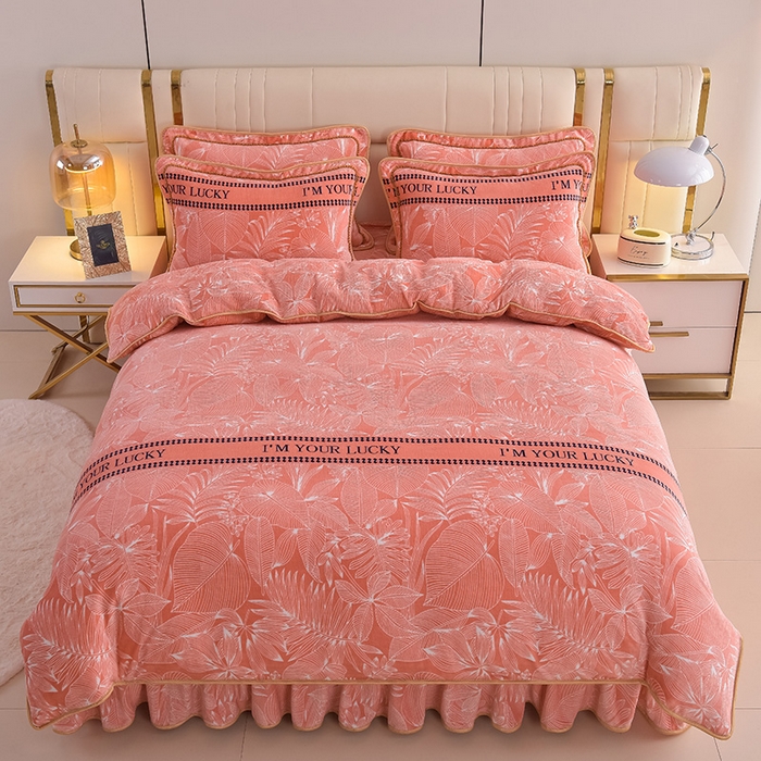 91家纺网 家纺一手货源 找家纺 曼尼家纺2025高克重直播印花床裙款法莱绒金貂珊瑚绒牛奶绒四件套 暖暖时光