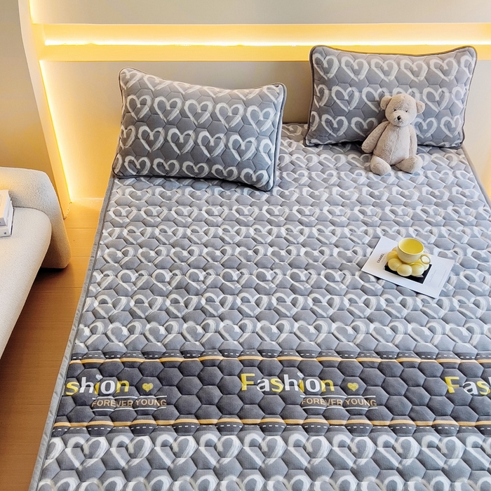 91家纺网 家纺一手货源 找家纺 情煊家纺 2024新款A类牛奶绒印花夹棉床垫 心相印