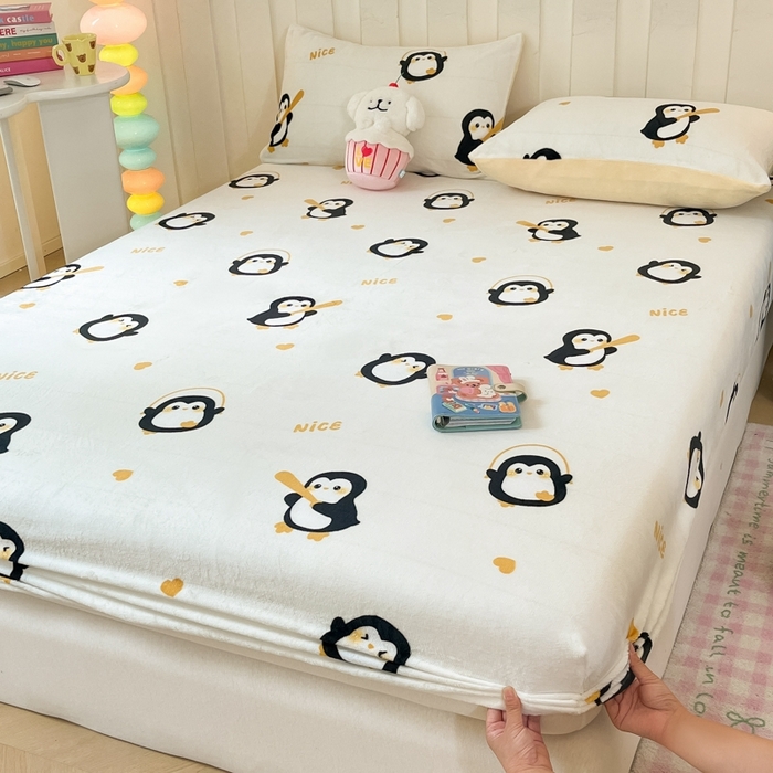 91家纺网 家纺一手货源 找家纺  星座家纺 2025新款小清新牛奶绒单床笠 字母企鹅