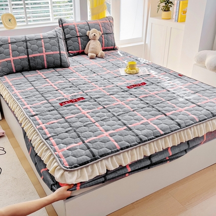 91家纺网 家纺一手货源 找家纺 （总）情煊家纺2024新款保暖牛奶绒夹棉床笠花边款牛奶绒床笠三件套