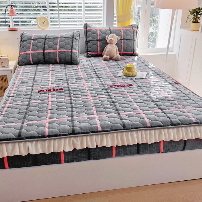 91家纺网 家纺一手货源 找家纺 情煊家纺 2024新款保暖牛奶绒夹棉床笠-花边款 乐拼字母-花边款