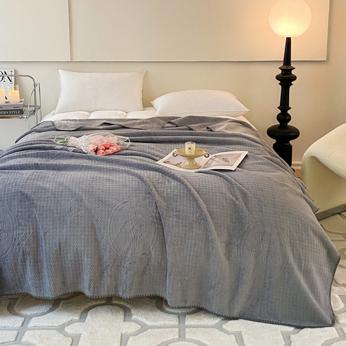 91家纺网 家纺一手货源 找家纺 （总）胜权家纺 2024秋冬新款A类加厚双层婴儿绒复合雕花牛奶绒多功能毛毯盖毯空调毯子