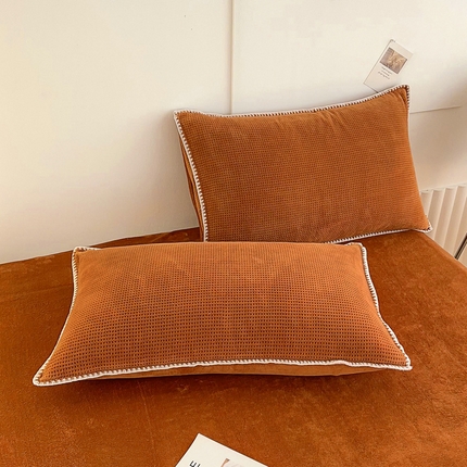 91家纺网 家纺一手货源 找家纺 丽涵家纺 2024秋冬新品牛奶绒华夫格雕花单品枕套 华夫格-焦糖