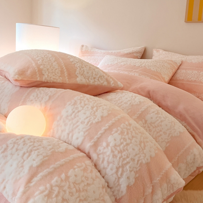 91家纺网 家纺一手货源 找家纺 （总）金爱家 2024新品全消光A类纯色獭兔毛绒立体牛奶绒兔毛雕花350克四件套