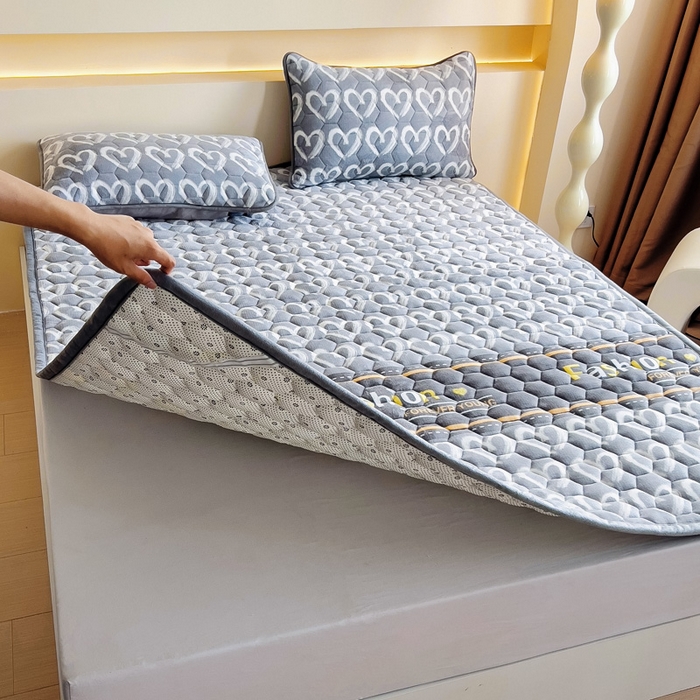 91家纺网 家纺一手货源 找家纺 情煊家纺 2024新款A类牛奶绒印花夹棉床垫 心相印