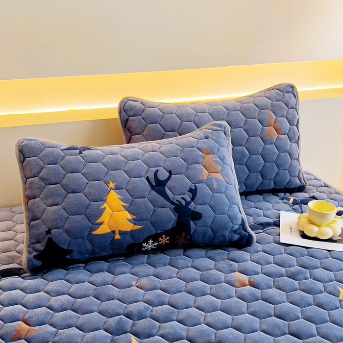 91家纺网 家纺一手货源 找家纺 情煊家纺 2024新款A类牛奶绒印花夹棉床垫 一鹿幸福