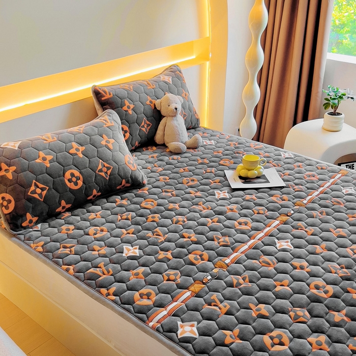 91家纺网 家纺一手货源 找家纺 情煊家纺 2024新款A类牛奶绒印花夹棉床垫 大牌风范