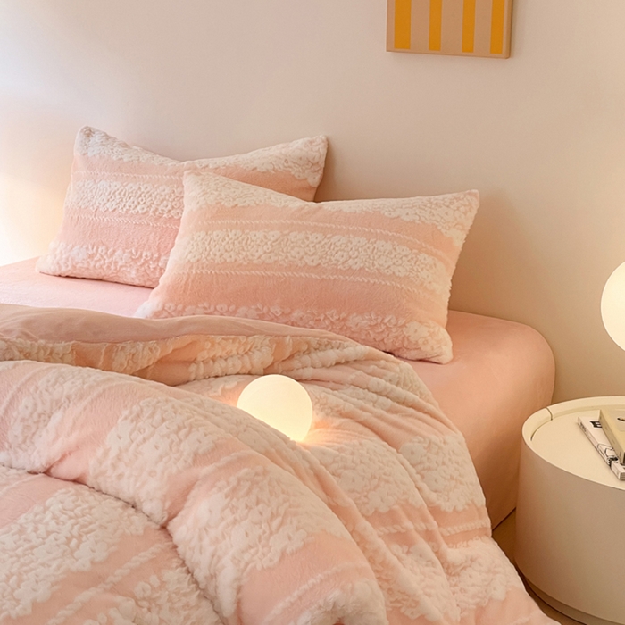 91家纺网 家纺一手货源 找家纺 金爱家 2024新品全消光A类纯色獭兔毛绒立体牛奶绒兔毛雕花350克四件套 兔毛百合花粉色