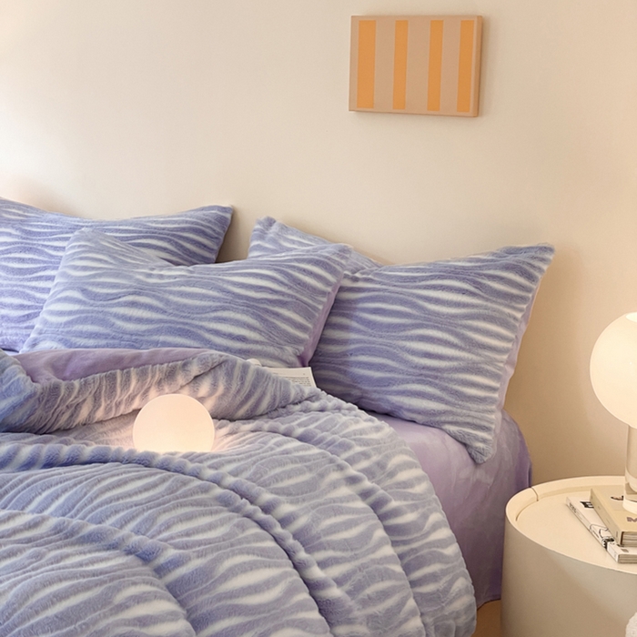 91家纺网 家纺一手货源 找家纺 金爱家 2024新品全消光A类纯色獭兔毛绒立体牛奶绒兔毛雕花350克四件套 兔毛时空紫色