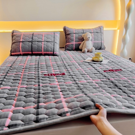 91家纺网 家纺一手货源 找家纺 （总）情煊家纺 2024新款A类牛奶绒夹棉床垫牛奶绒床垫三件套